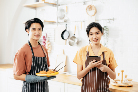 restaurant-sme-owner-entrepreneurs-holding-tablet-hand-order-online-form-home (2)